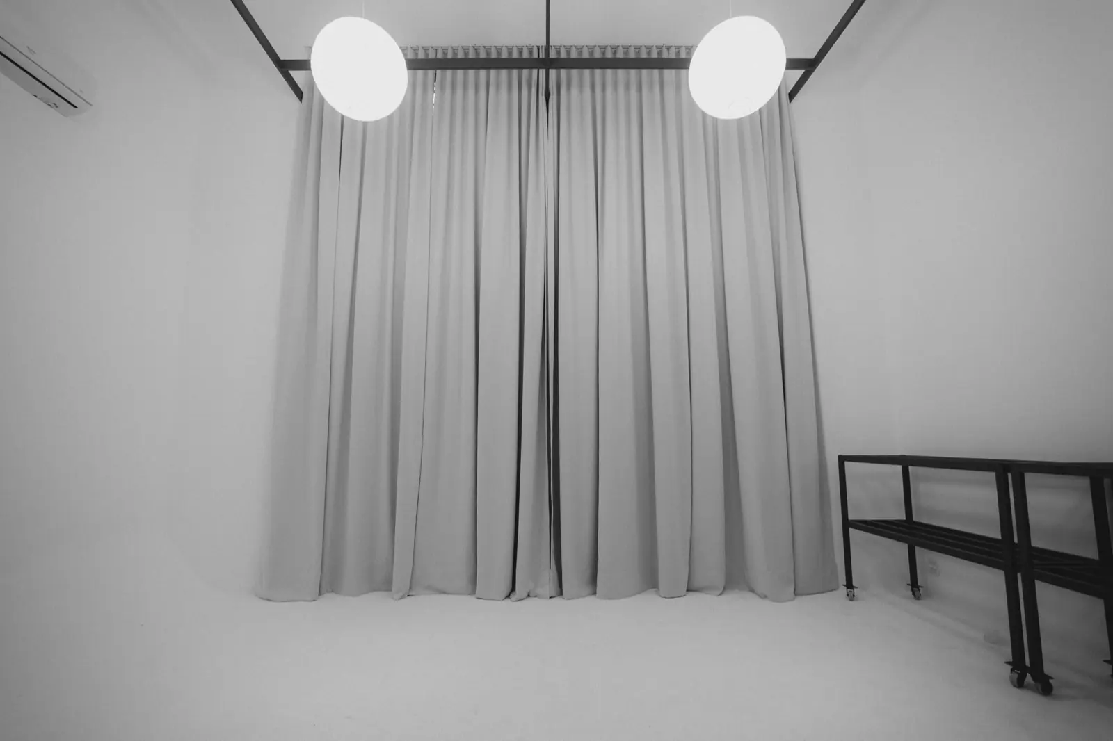 Ciclorama branco com iluminação montada